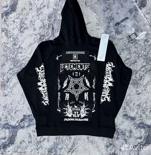Худи vetemens hardcore на руках