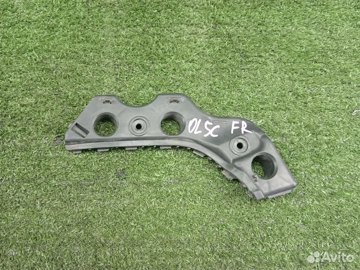 Кронштейн крепления переднего бампера правый Volks