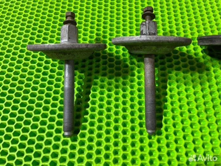 Болты подрамника задние Bmw 5 E39 M52B28 1997