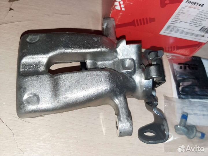 Задний левый тормозной суппорт TRW BHR148 на opel