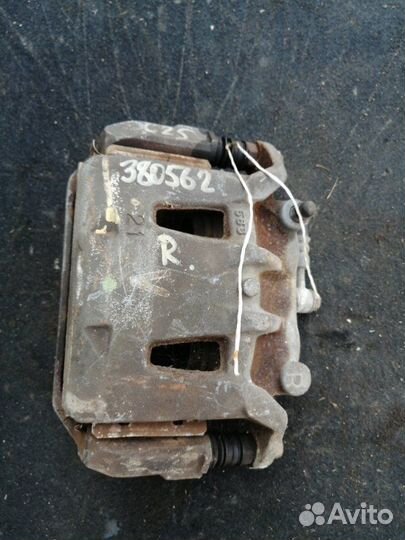 Суппорт передний правый Nissan Serena C25 MR20