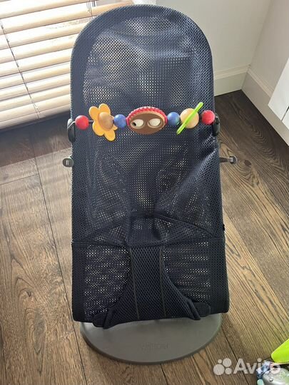 Шезлонг babybjorn с игрушкой