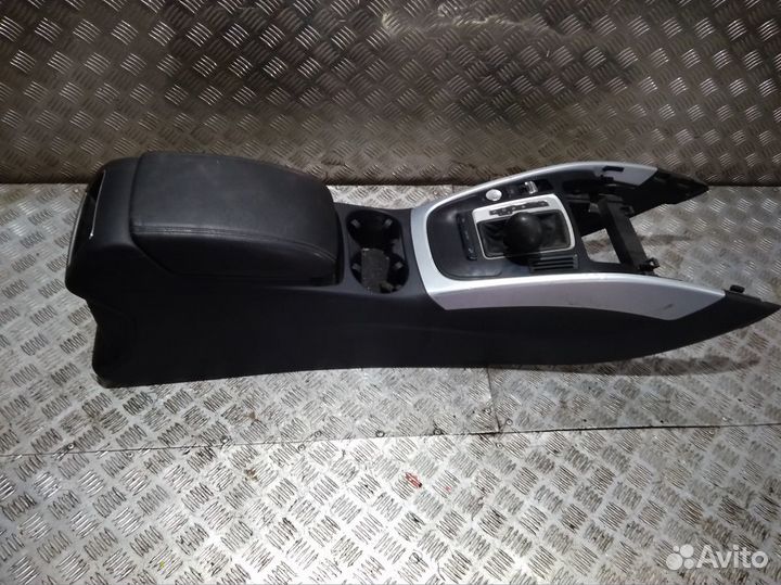 Центральная консоль Q5 8R (08-17) (подлокотник) б\