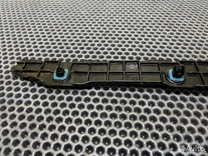 Крепление бампера прав. зад. Toyota Land Cruiser