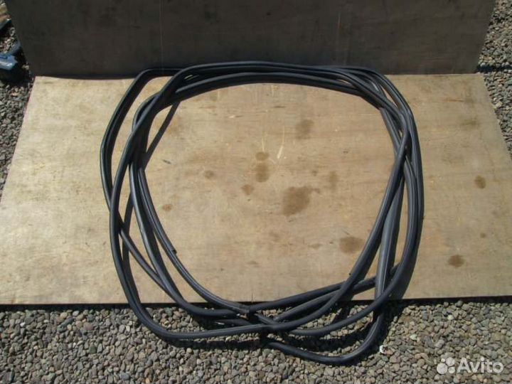 Уплотнитель дверного проёма Toyota Prius ZVW30