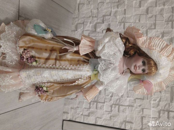 Кукла фарфоровая