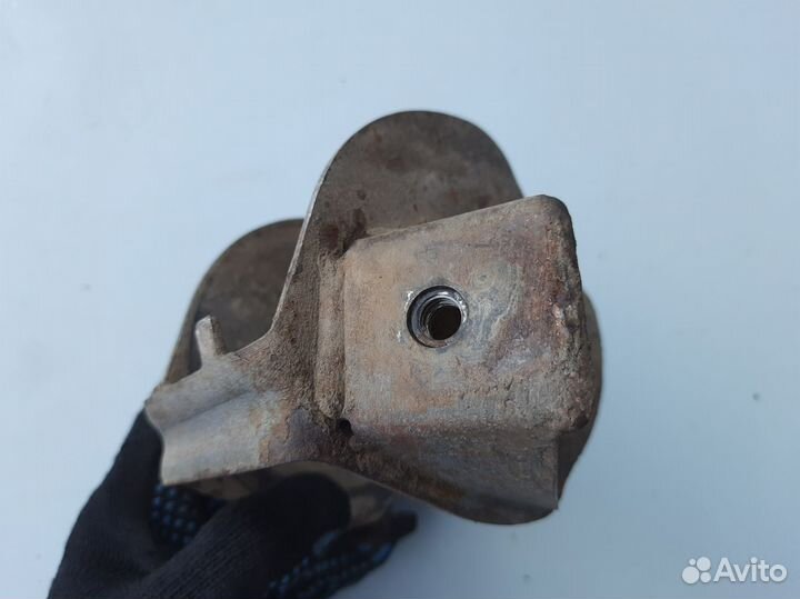 Кронштейн задней опоры Volkswagen Passat B3