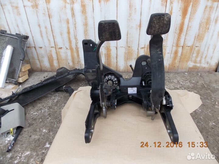 Опель Астра J блок педалей 13354331 газа