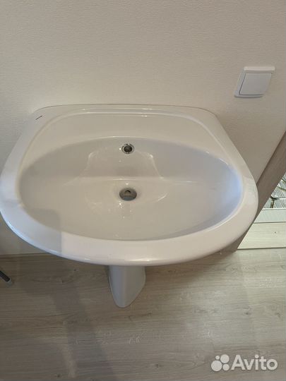 Умывальник, смеситель