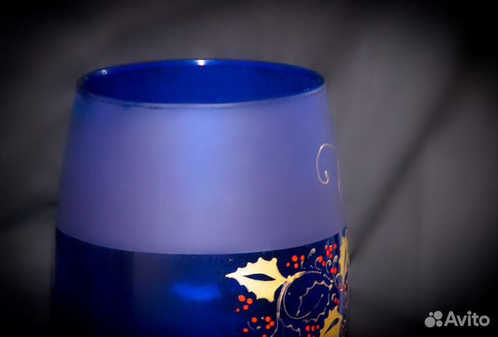 Ваза из синего стекла с росписью маслом