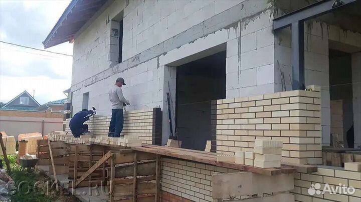 Бригада каменщиков, строителей, облицовка фасада