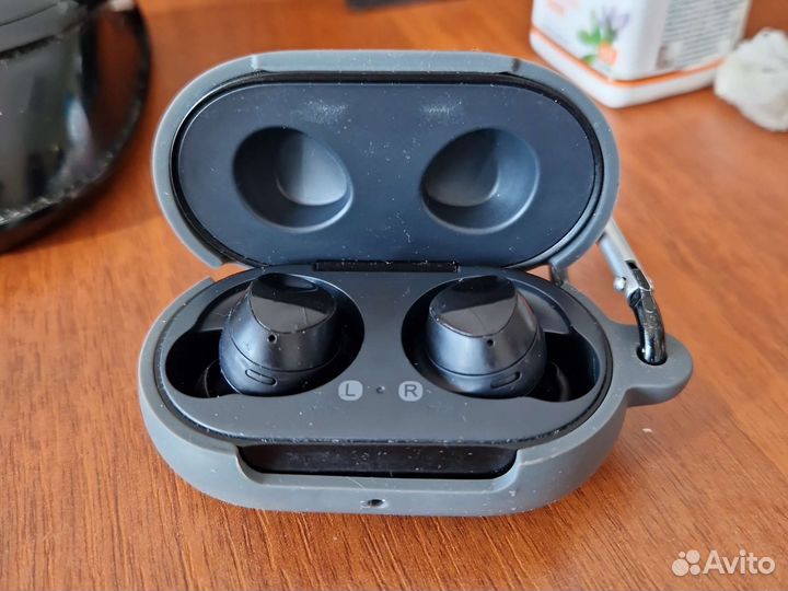 Беспроводные наушники samsung buds