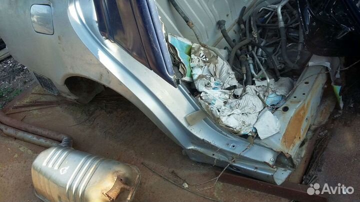 Стекло заднее на mercedes210