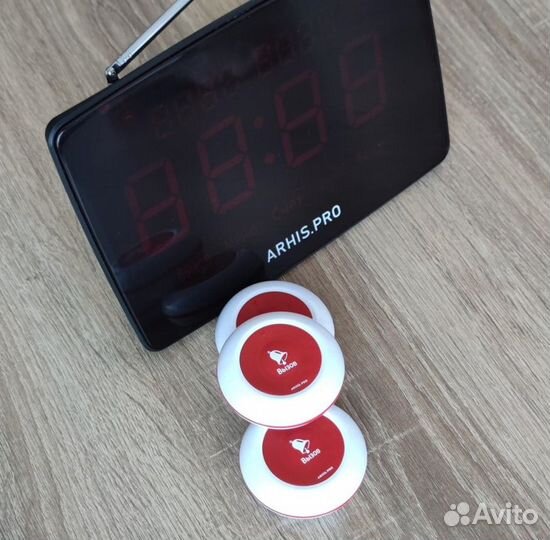 Кнпока вызова персонала и табло отображения вызова