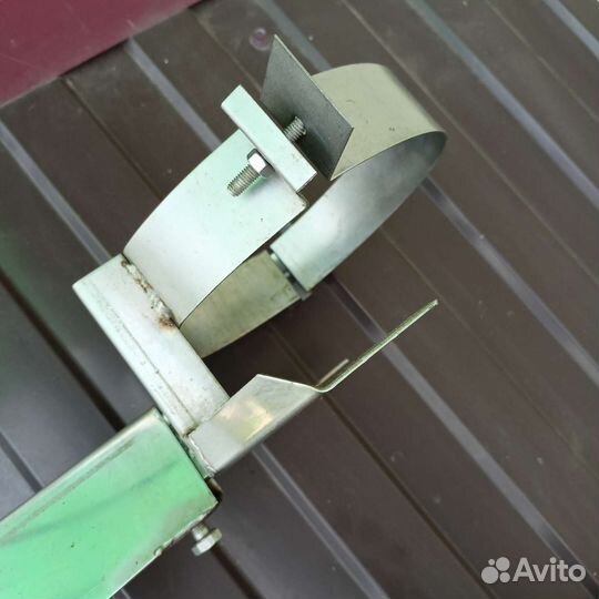 Кронштейн для дымохода опорный регулируемый