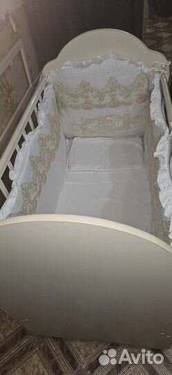 Детская кроватка с маятником и ящиком