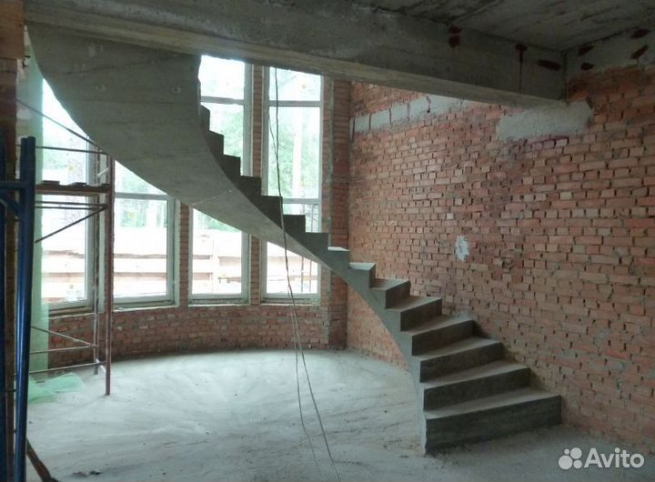 Бетонная лестница в частном доме