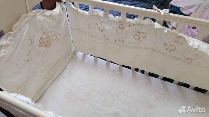 Детская кроватка с маятником и комодом