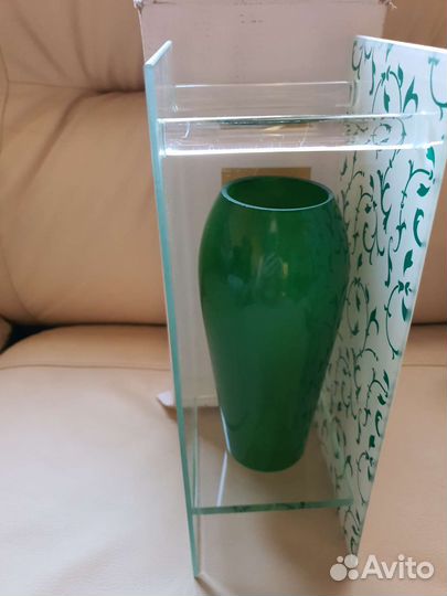 Ваза изумрудная, декоративная, оригинальная