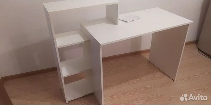 Письменный стол с полкой