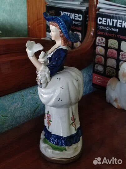 Статуэтка винтажная Европа Цветочница девушка