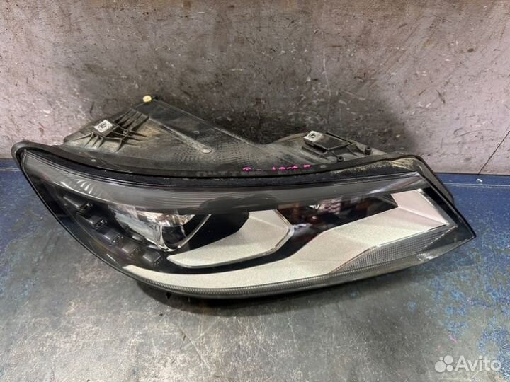 Фара ксенон правая Volkswagen Tiguan NF