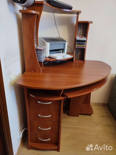 Угловой письменно-компьютерный стол