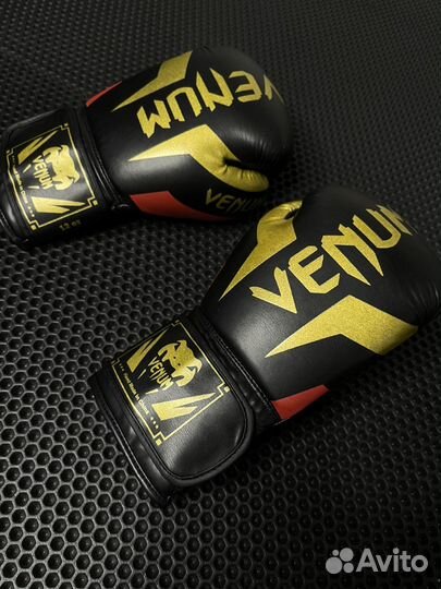Боксерские перчатки Venum