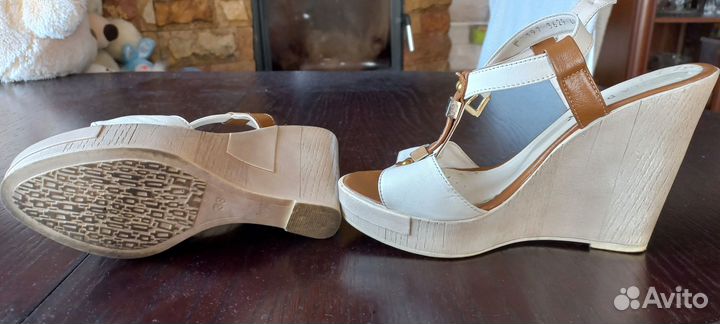 Босоножки на танкетке 38