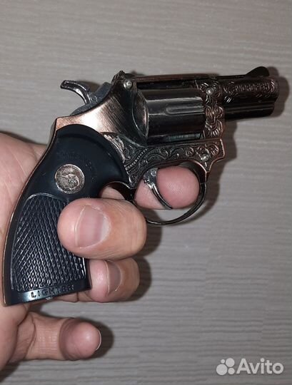 Зажигалка пистолет, в кобуре