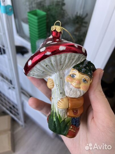 Елочная игрушка гномик под грибом