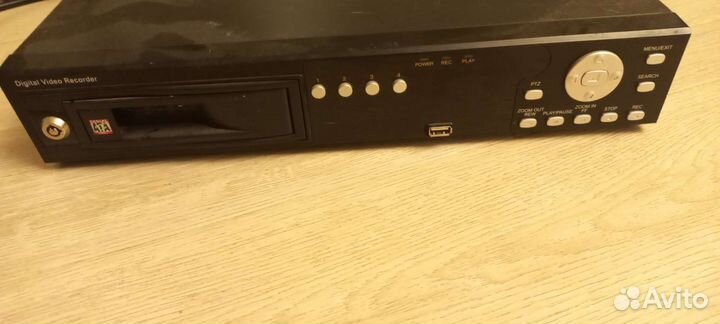 Цветные камера видеонаблюдения и видеорегистратор