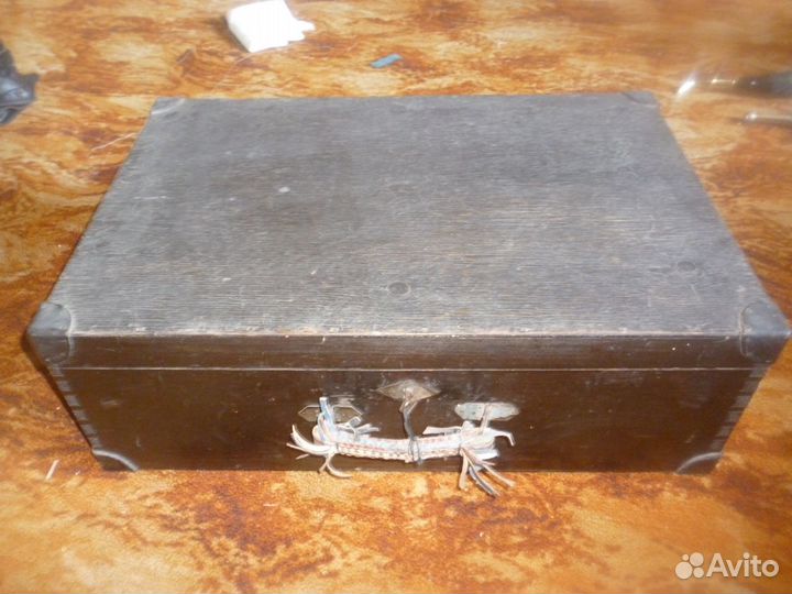 Старинный чемодан угол