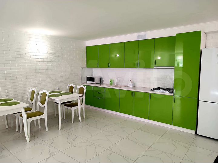 3-к. квартира, 100 м², 1/3 эт.