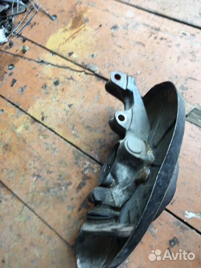 Цапфа передняя левая на Ауди-80 Б3