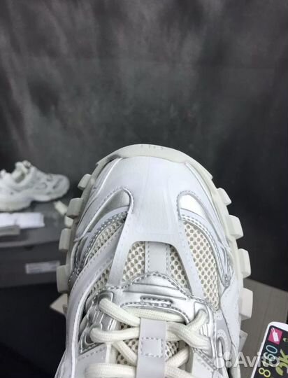 Кроссовки balenciaga track 2 на руках
