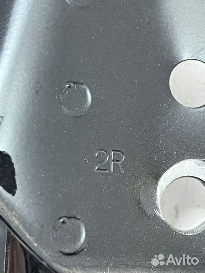 Кронштейн крыла передний правый Toyota Land