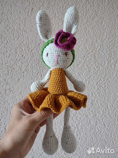 Вязаная игрушка Зайка ручная работа горчичная юбка