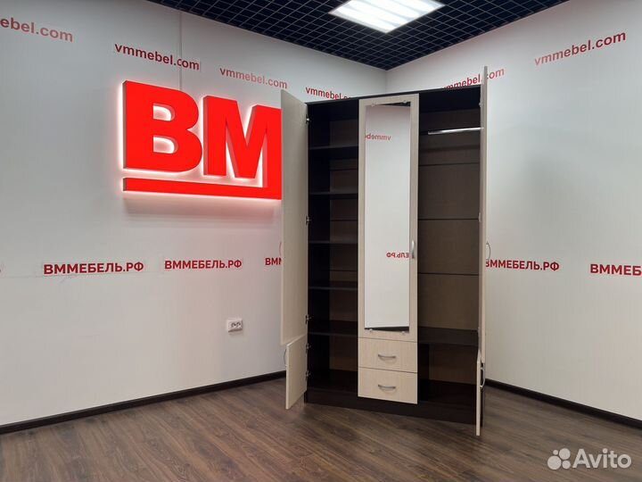 Шкаф трехстворчатый с зеркалом