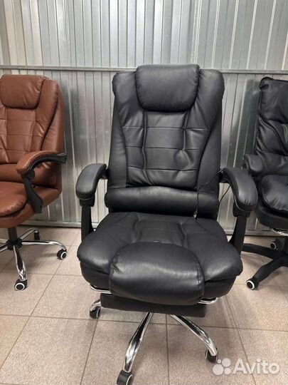 Офисное кресло с подножкой