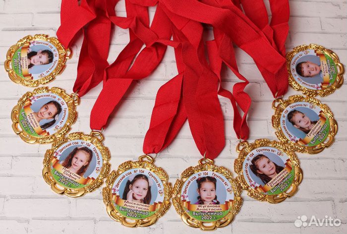 Значки и медали выпускникам и воспитателям