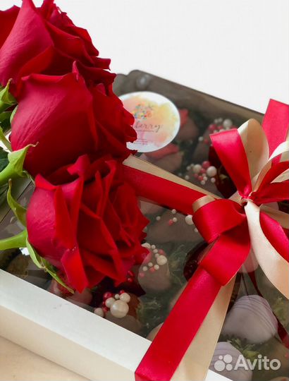 Композиция из ягод в шоколаде