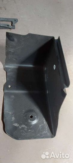 Крышка аккумулятора Mercedes w204