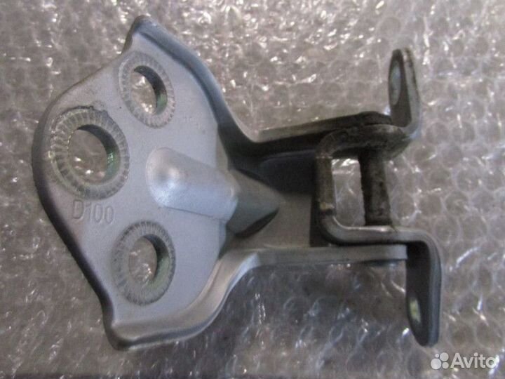 Петля двери передней правой верхняя Ssang Yong Kyr