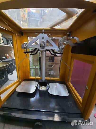 Весы лабораторные, высокоточные СССР в шкафчике