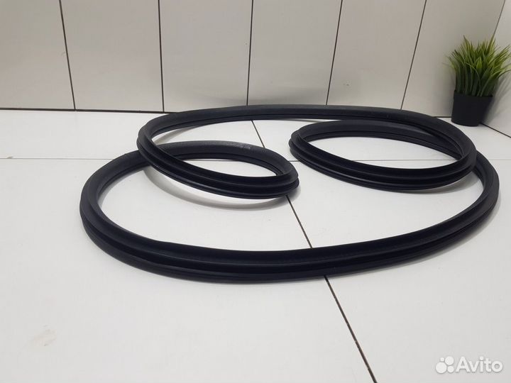 Уплотнитель переднего правого проема