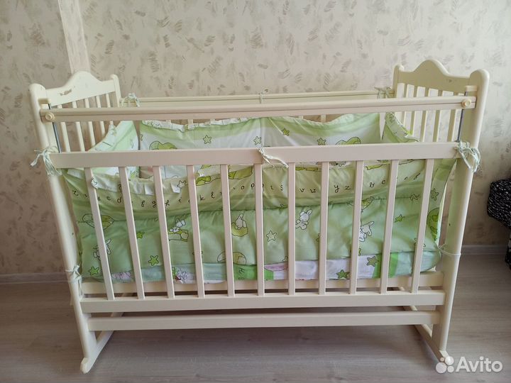 Детская кроватка с маятником
