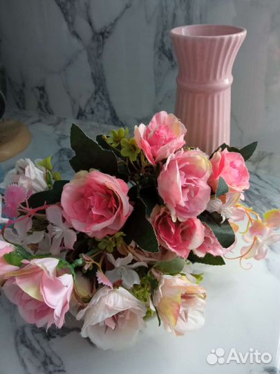 Ваза с искусственными цветами