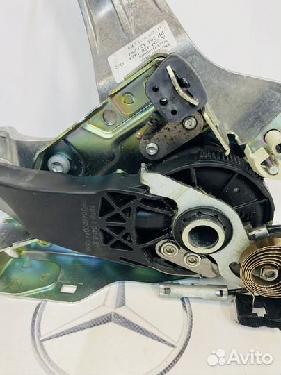 Педаль стояночного тормоза Mercedes W204