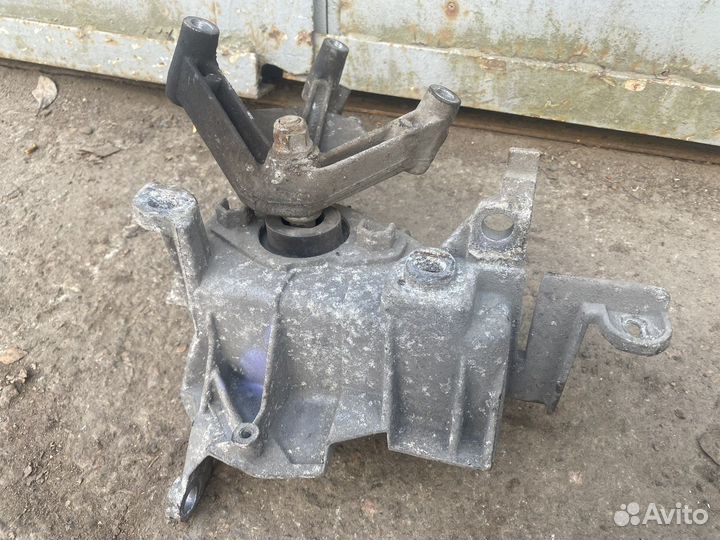 Кронштейн опора коробки Renault Clio Symbol